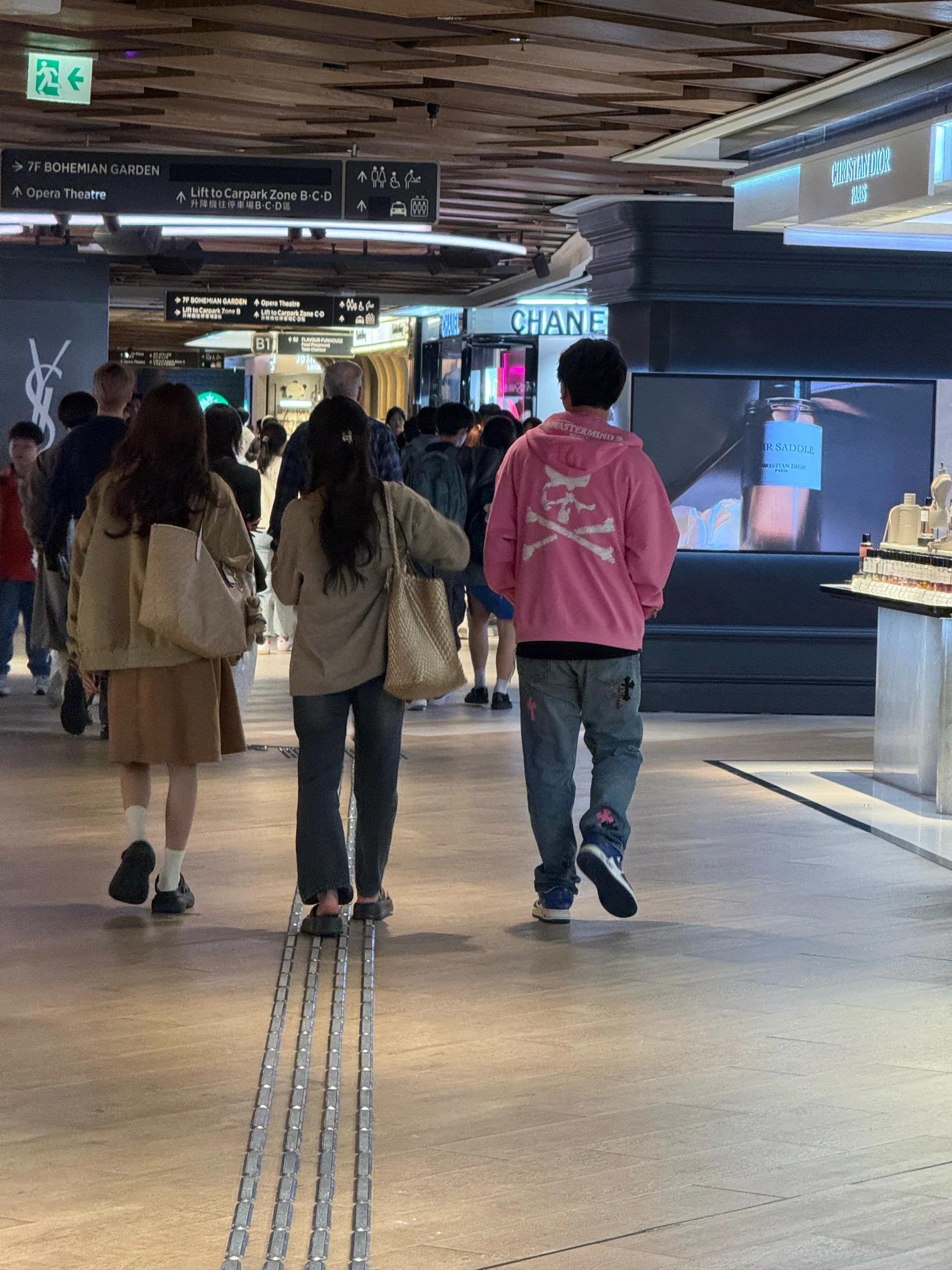 王思聪带4个美女香港逛街，穿100万牛仔裤、限量版球鞋，女友没在