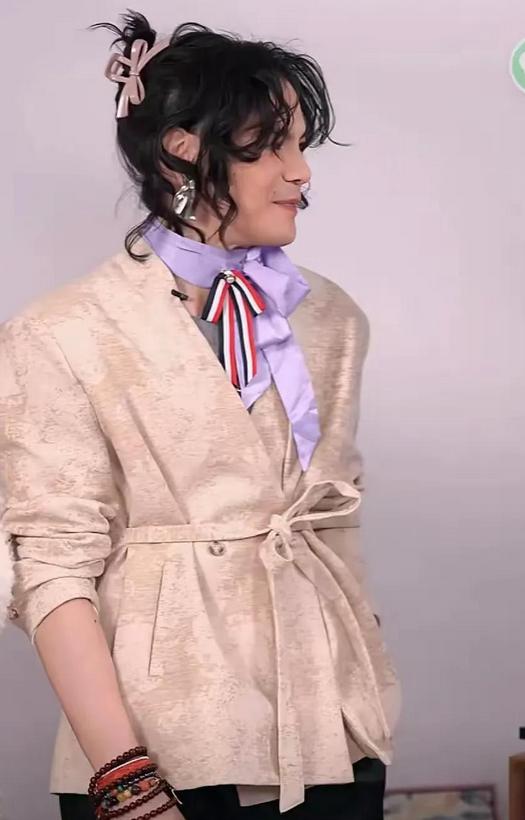 向太陈岚：我那40岁的儿子穿着女装，动作妖娆地帮我卖包