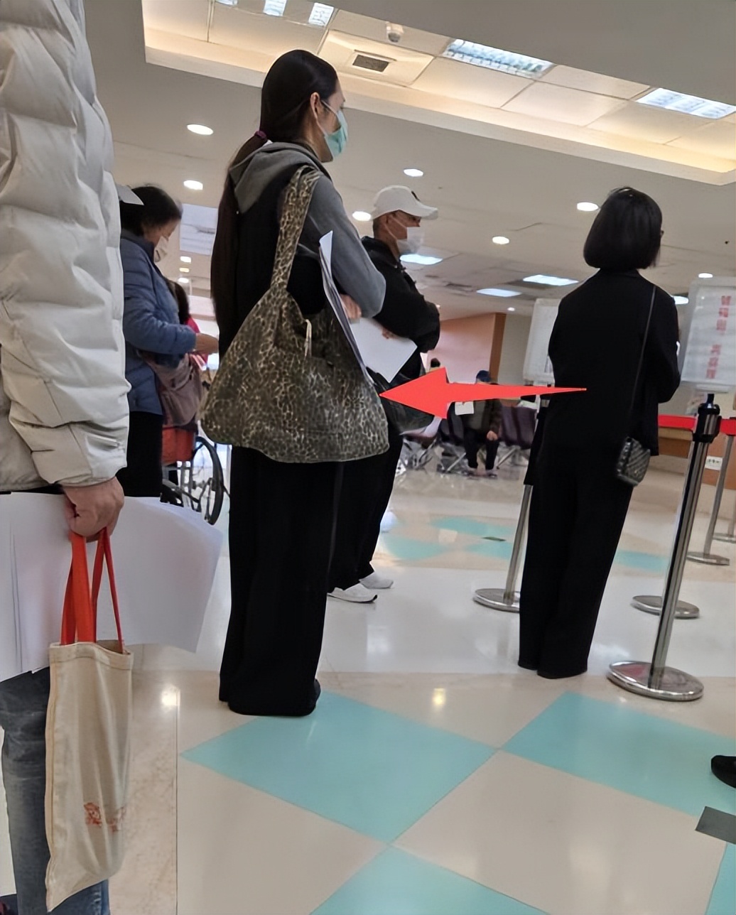 郭碧婷三亚走秀，双目无神被张予曦抢风头，曾曝女儿被同学孤立