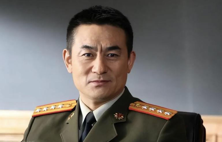 原来他们是夫妻,娶老师女儿恩爱31年,演完《归队》他又火了