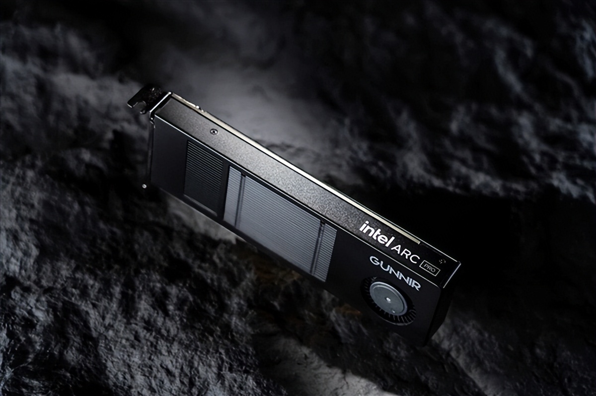 全金屬外殼 帥爆！Intel顯卡也可以如此迷你