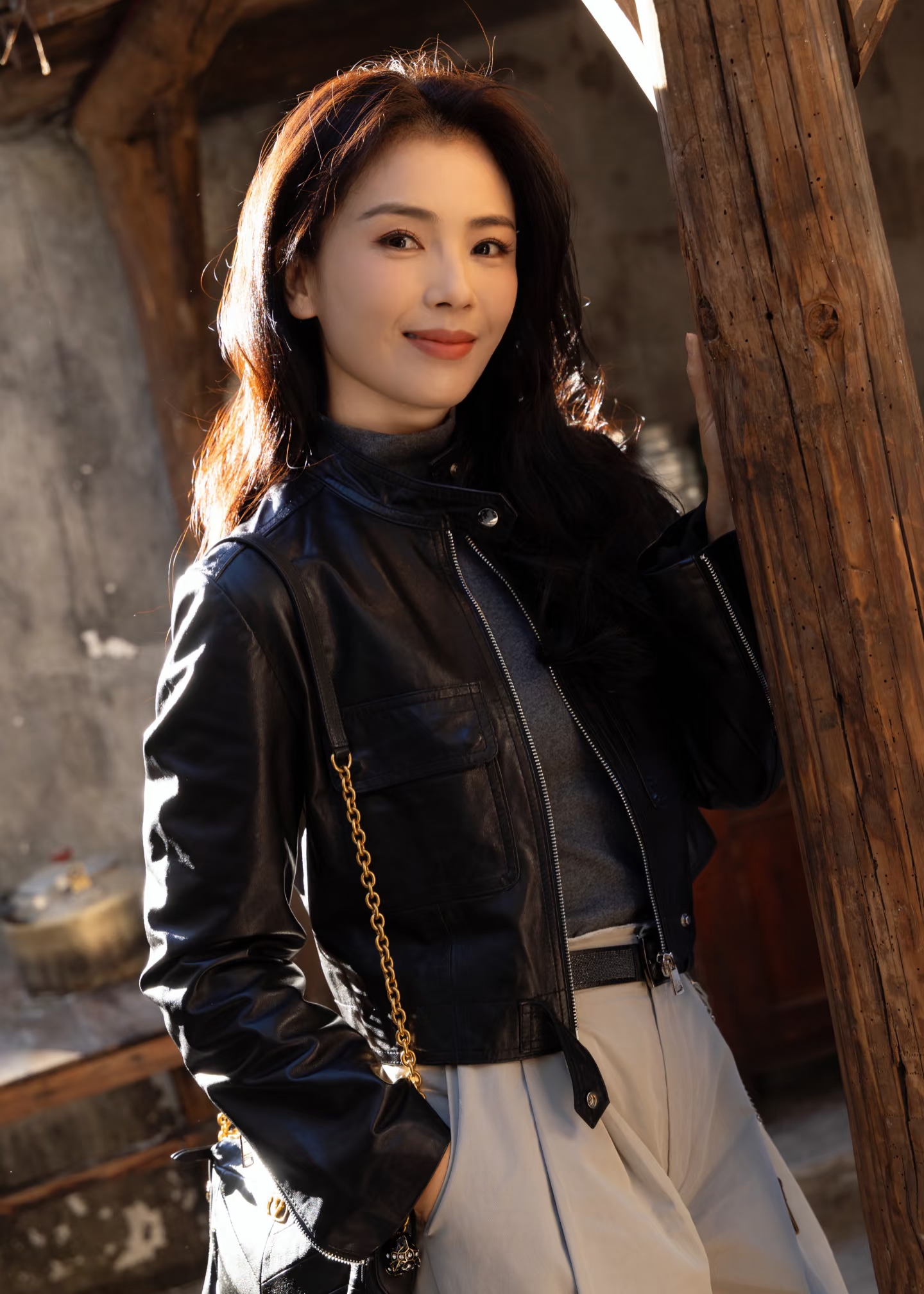 刘涛分享最新美照,黑皮衣配微卷长发,美得好耀眼