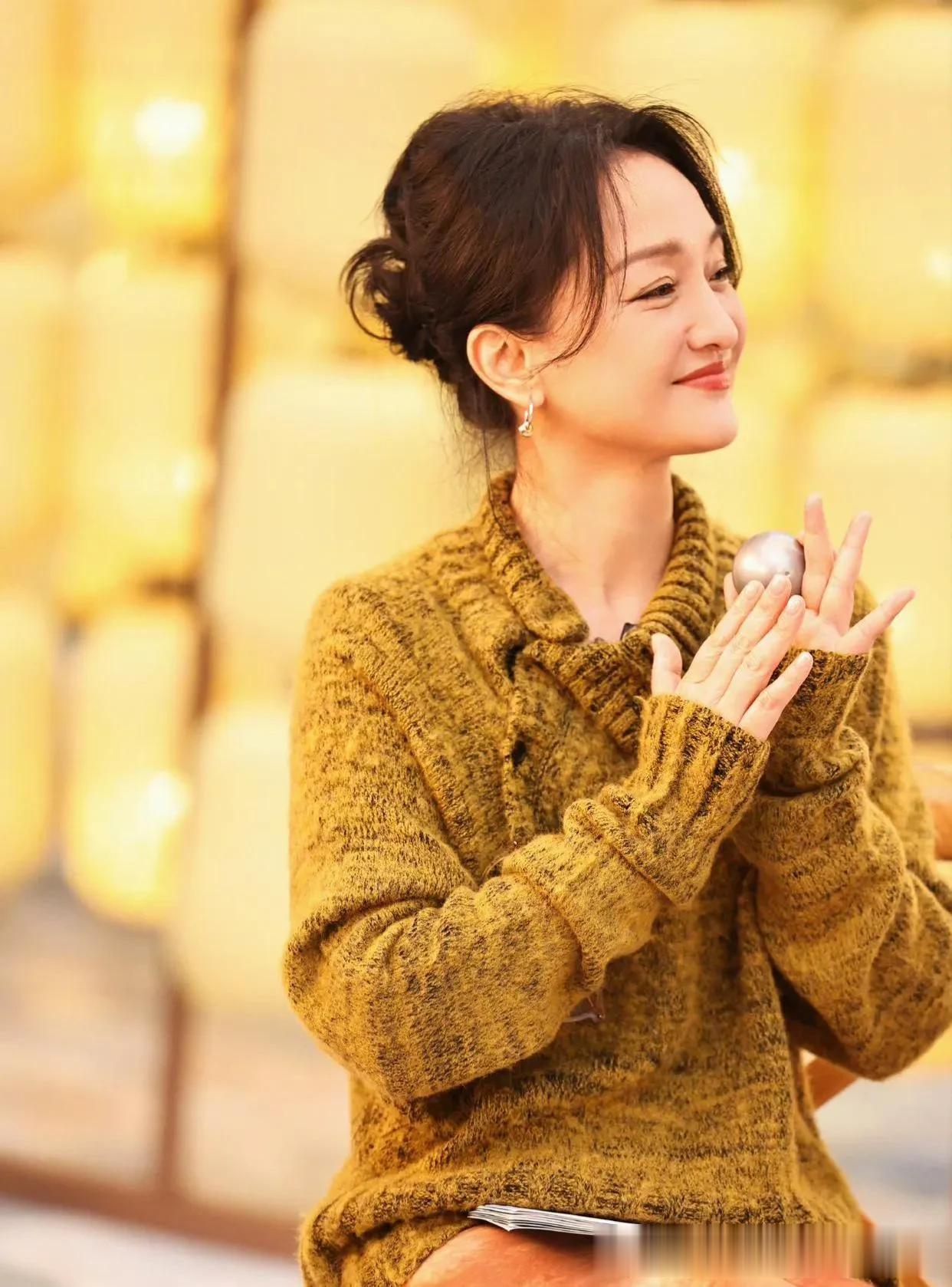 被周迅的“中年穿搭”惊艳了！穿毛衣+半身裙好高级，气质出众！