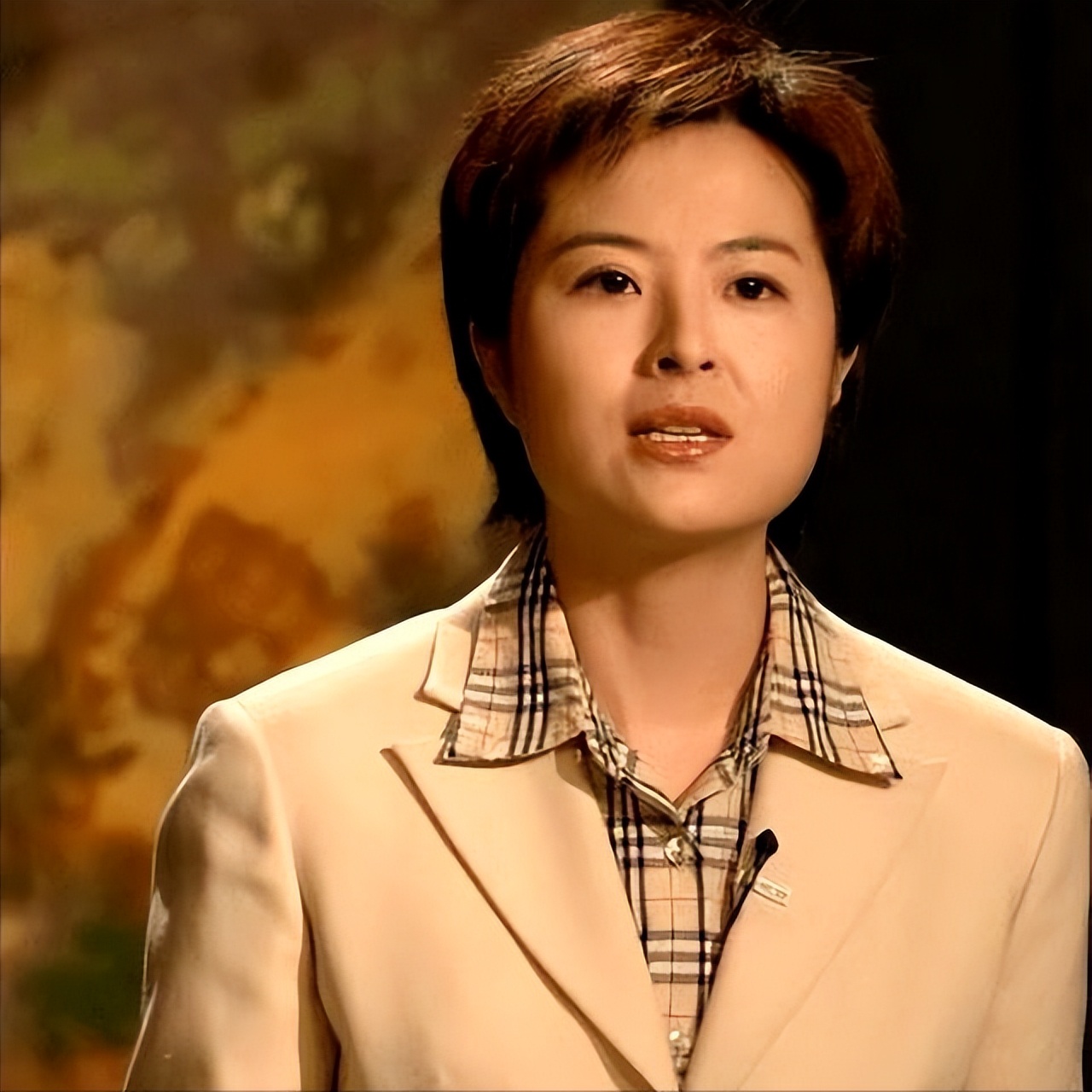 辞去央视工作，嫁大18岁李铁为妻，如今52岁张泉灵已走上另一条路