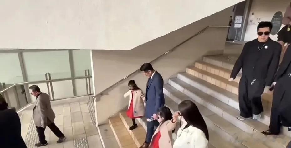 郭富城一家六口看赛马，方媛三胎后首露面，姐妹俩穿同款超吸睛