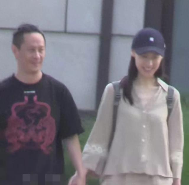 偶遇梁洛施与马浴柯，俩人全程手牵手，边说边笑，比小年轻还腻歪