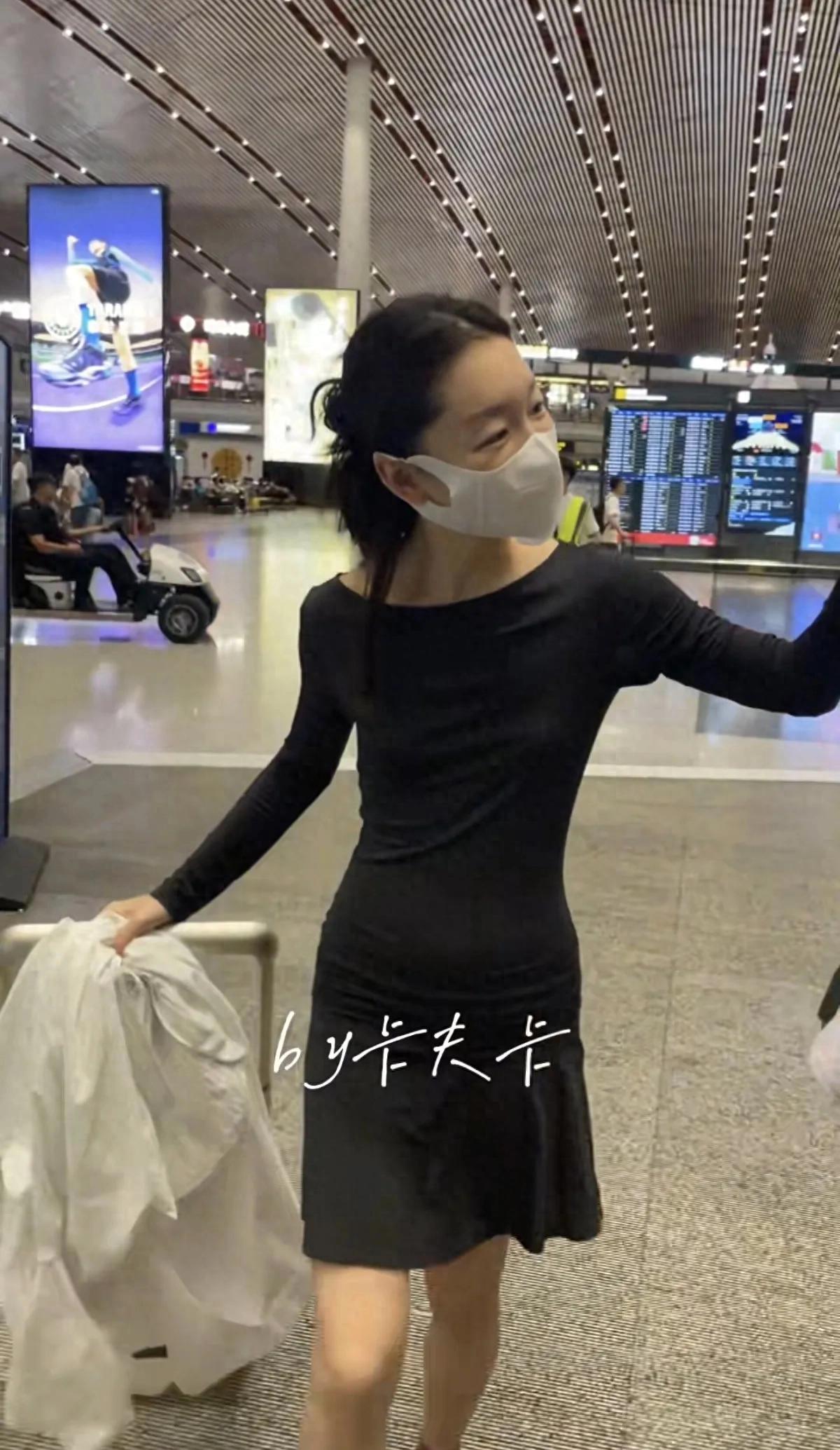 周冬雨机场素颜被偶遇，穿黑色套裙好瘦好小一只，皮肤超好很白！