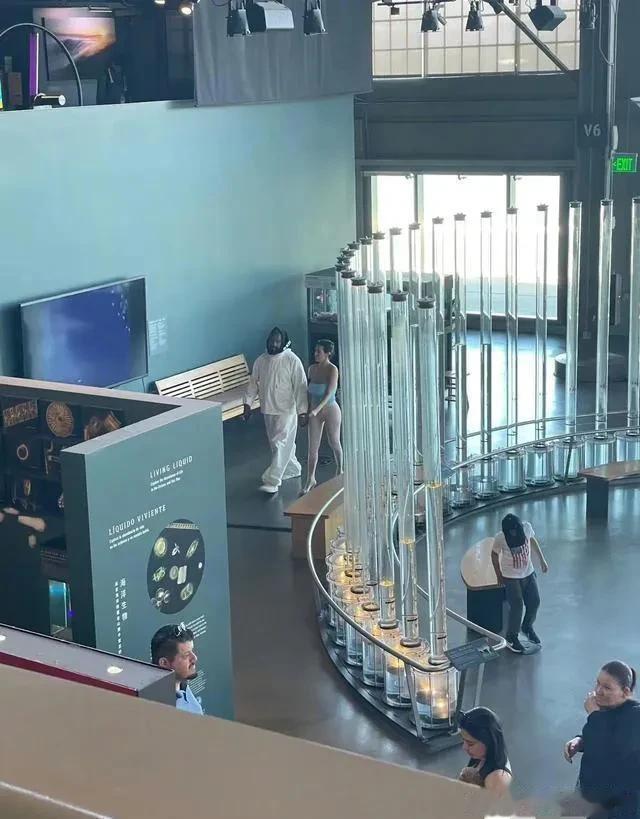 听筒里的秘密:侃爷夫妇博物馆时尚惊雷,辣妹裤袜外穿引爆话题!