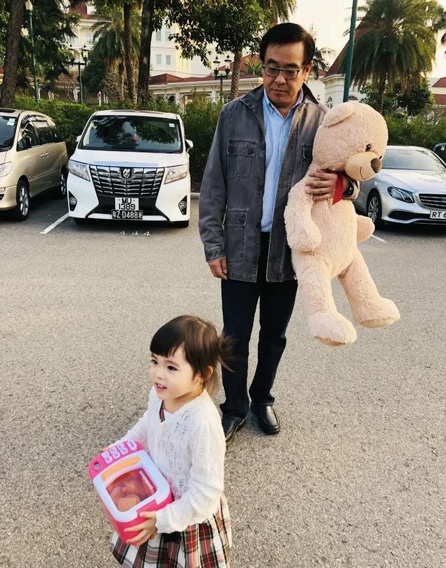 尔冬升女友罕见现身,父亲节晒一家合照,对女儿她爹唤“大叔”