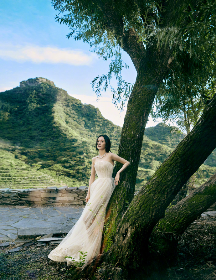 杨幂39岁生日大片，穿抹胸长裙美成仙女，迪丽热巴卡点送祝福