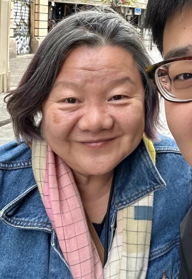 64岁洪晃在巴黎买菜，长老年斑头发花白，穿的很洋气晚年独居国外