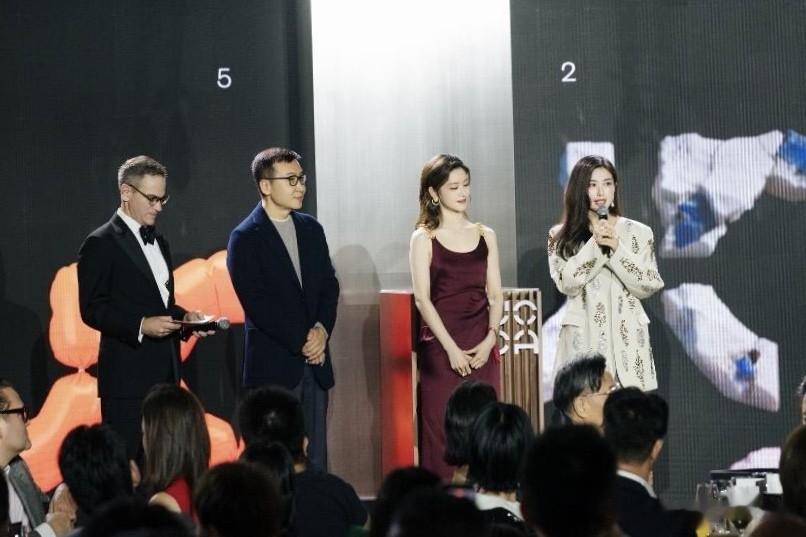 章泽天现身UCCA晚宴，穿吊带裙优雅迷人好美，与朱珠同台也不输