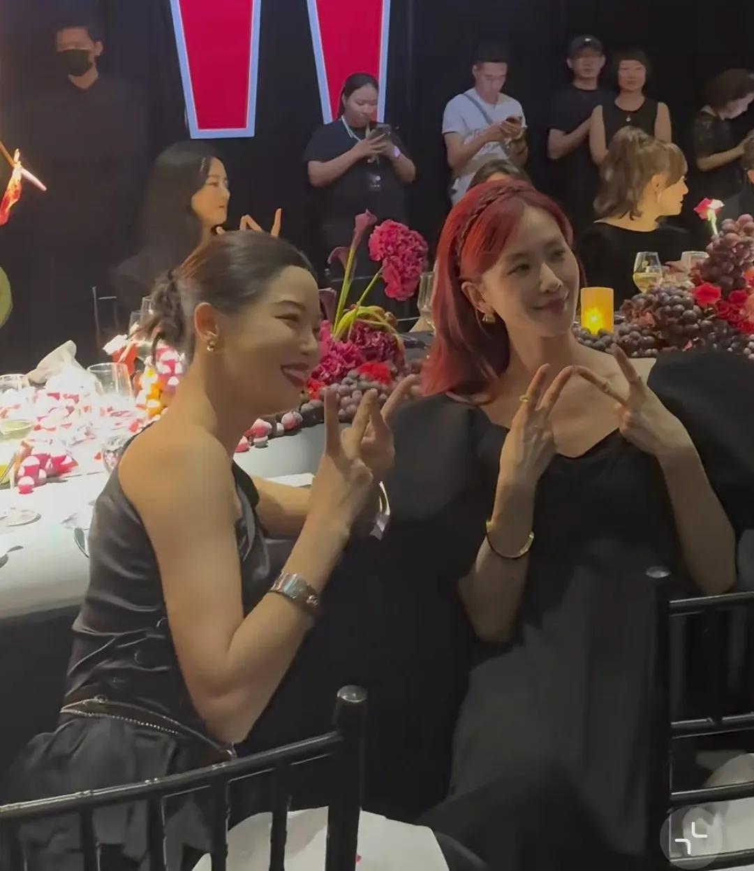 W主编搂着唐嫣，刘诗诗杨幂坐嘉人总裁身边，孙俪跟外国高管热聊