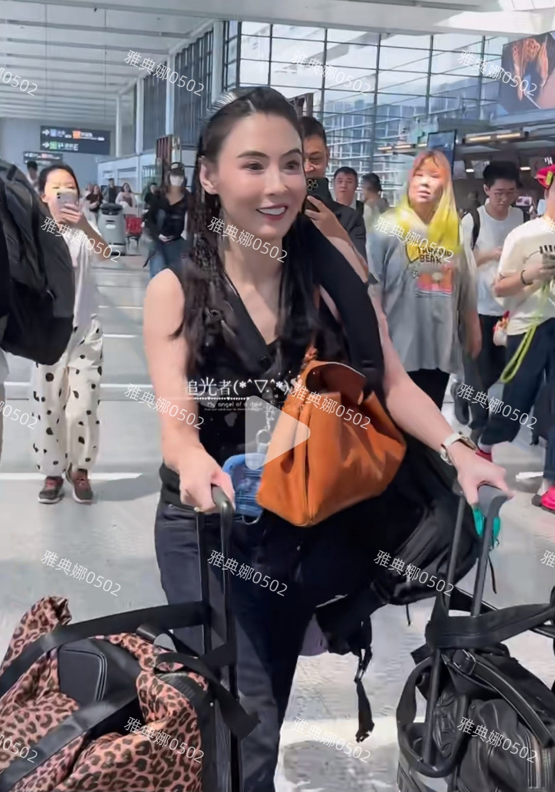 张柏芝现身机场，僵硬的苹果肌假白的烤瓷牙十分抢镜真人并不好看