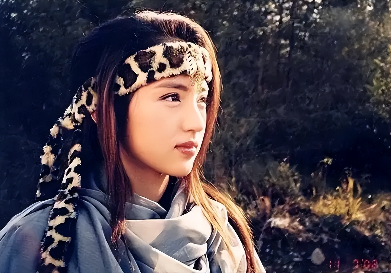 董璇嫁小9岁老公,婚后不满两个月引争议,展现了内娱的人情冷暖