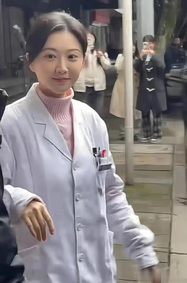 景甜36岁增肥近况曝光 穿白大褂拍戏被偶遇 路人镜头嫩如少女