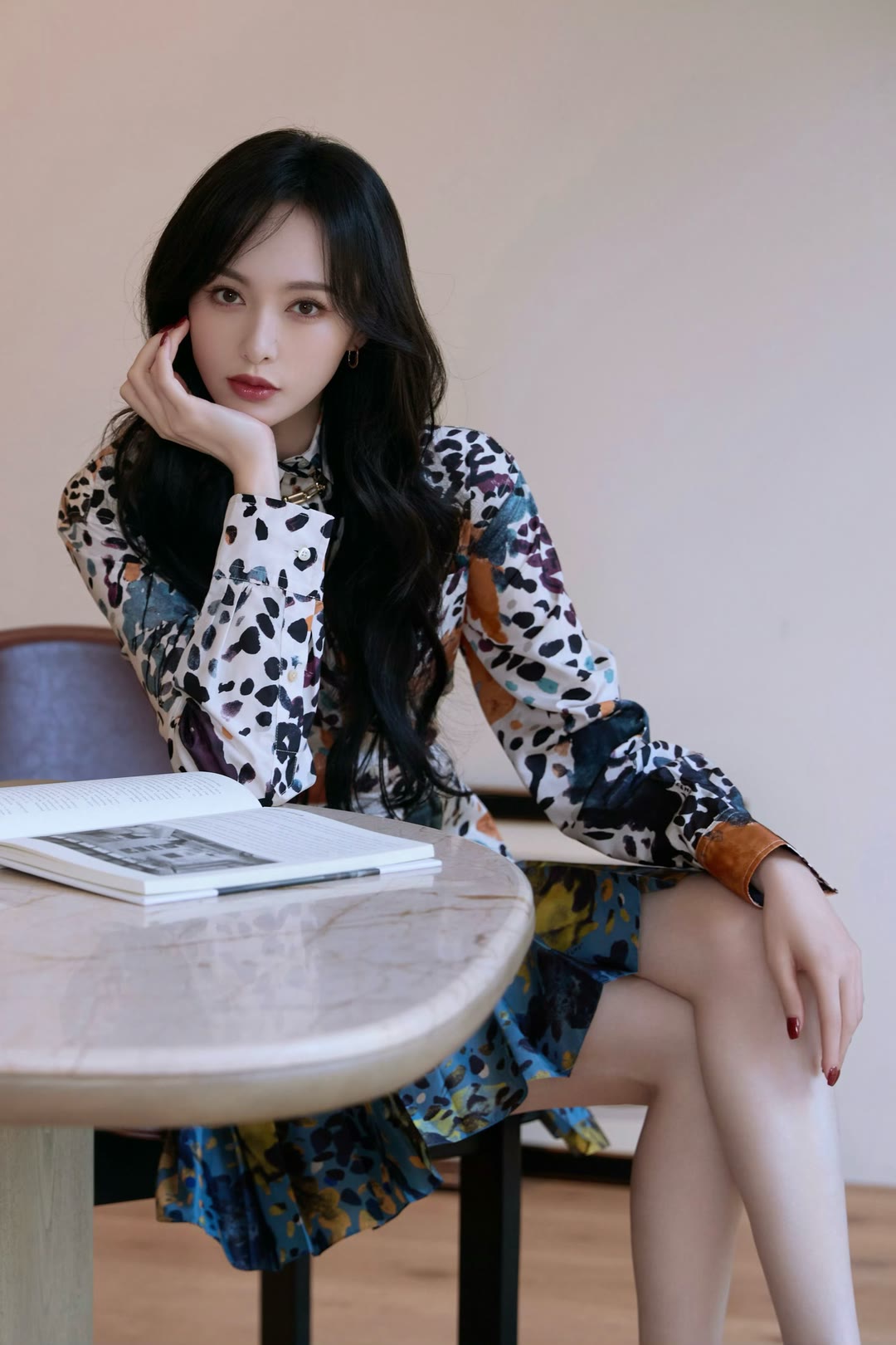 唐嫣豹纹碎花衬衫好会穿,气质直接封神