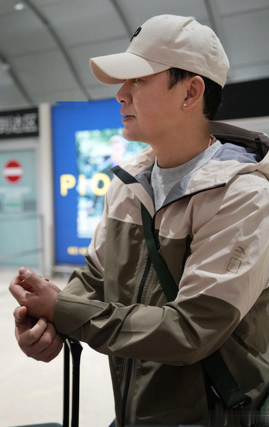 张颂文最新机场路透照,穿拼色冲锋衣戴着耳钉,看上去老了好多!