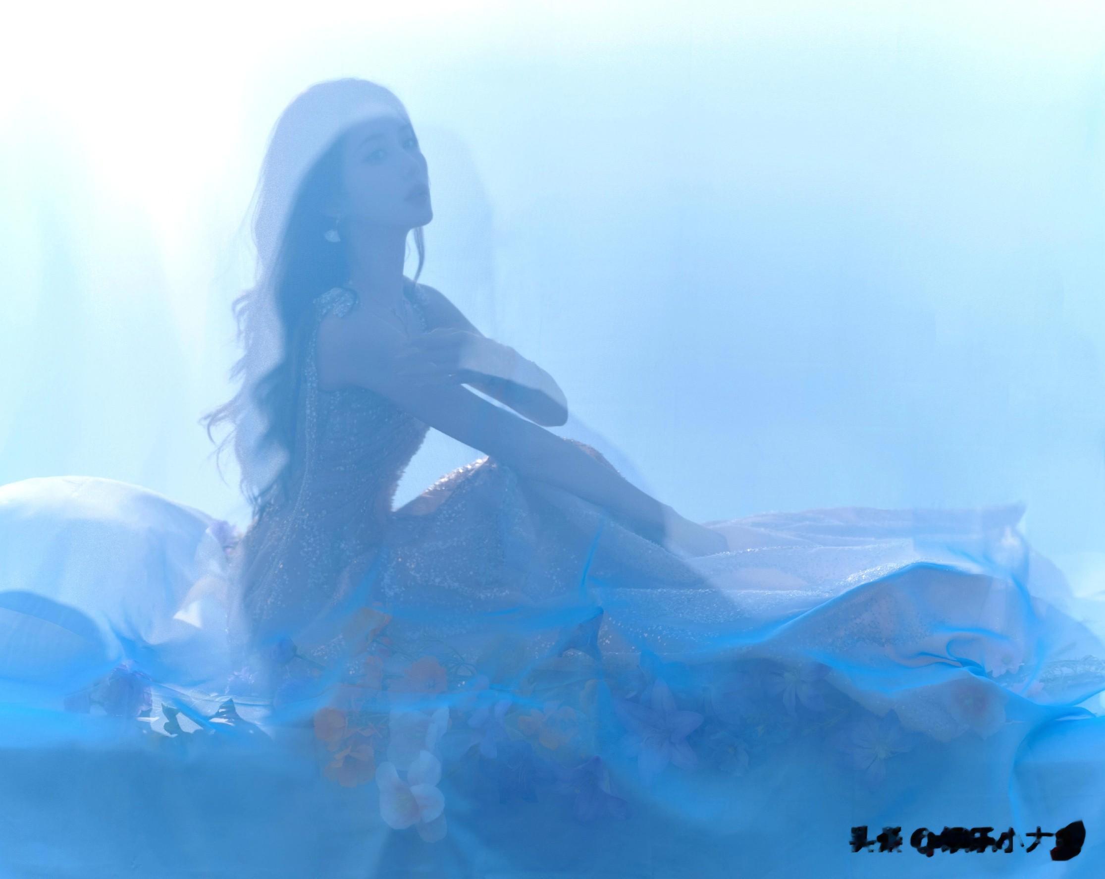 孟子义今日湖南卫视跨年晚会，穿黑色抹胸开叉礼服裙