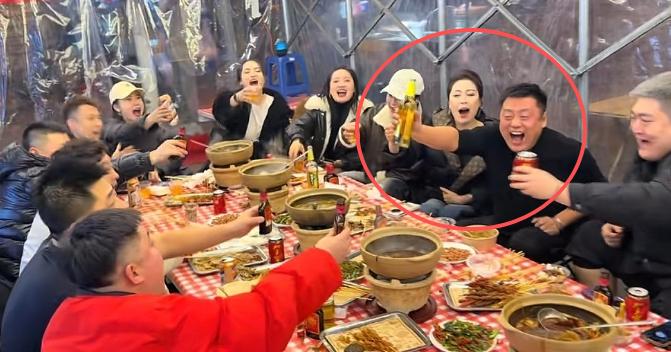 赵本山儿子带团队聚餐吃地摊,28岁染了一头白发,三个细节太圈粉