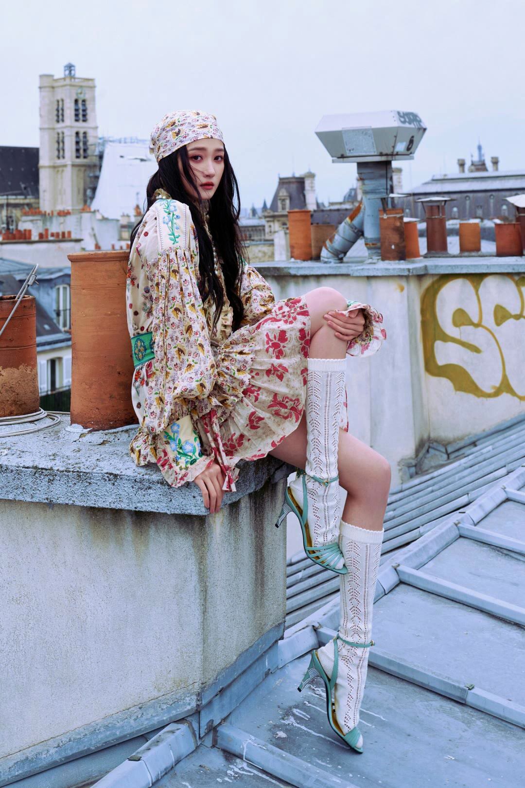 关晓彤深夜健身被偶遇!172cm长腿穿瑜伽裤,素颜状态美到认不出