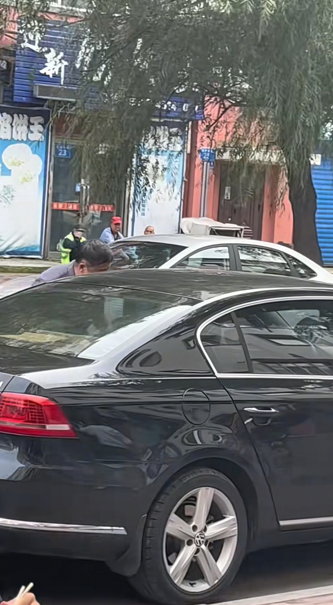 张国强现身佳木斯街边小摊位吃拌面,从“高连长”变成发福的大叔