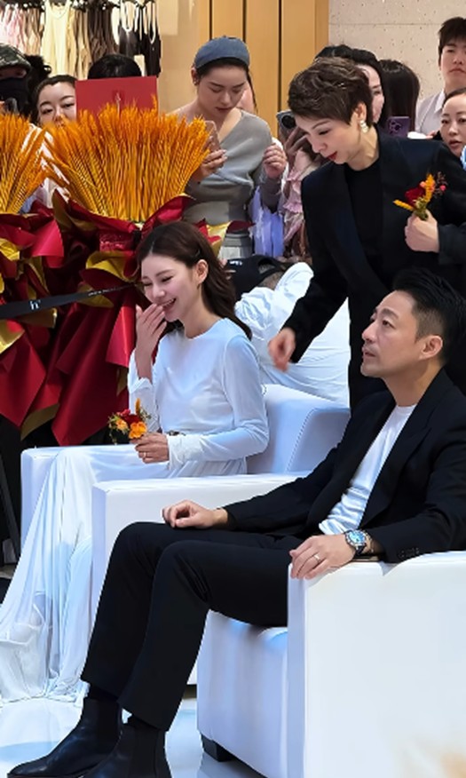 马筱梅穿5万裙子吃路边摊,小腹隆起被猜测怀孕,汪小菲又发脾气