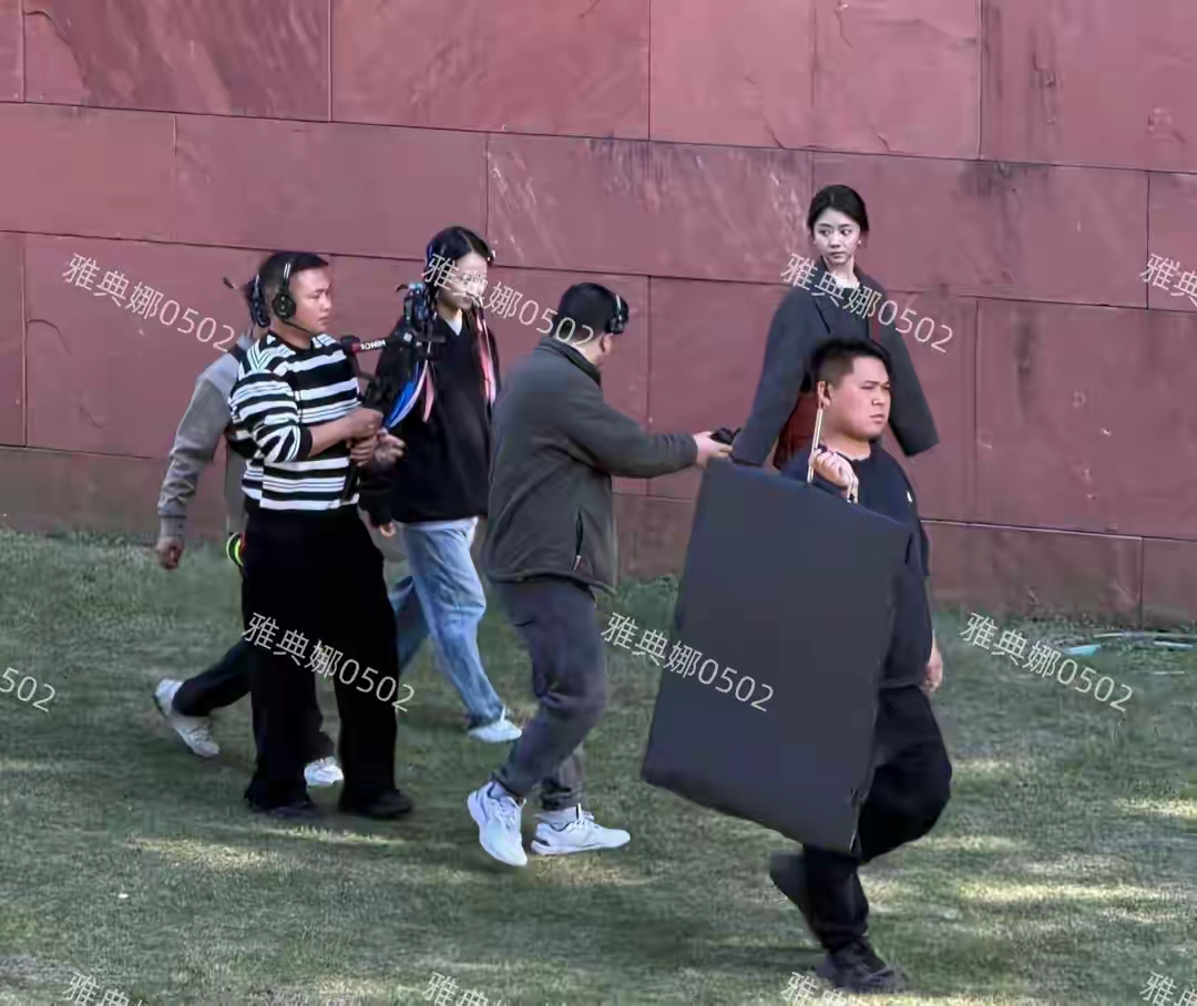 谭松韵的造型总不给力,个子不高还给她穿长大衣和吊腿裤更显矮了