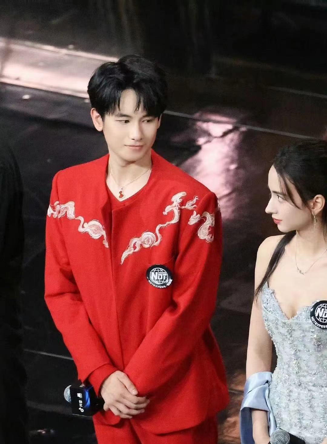 胡先煦李宛妲出门牵手街头拥抱,疑似坐实恋情