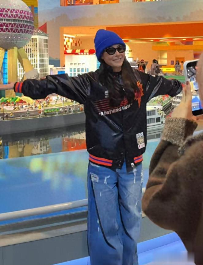 45岁张柏芝现身上海乐高乐园游玩!外表非常年轻,少女感满满!