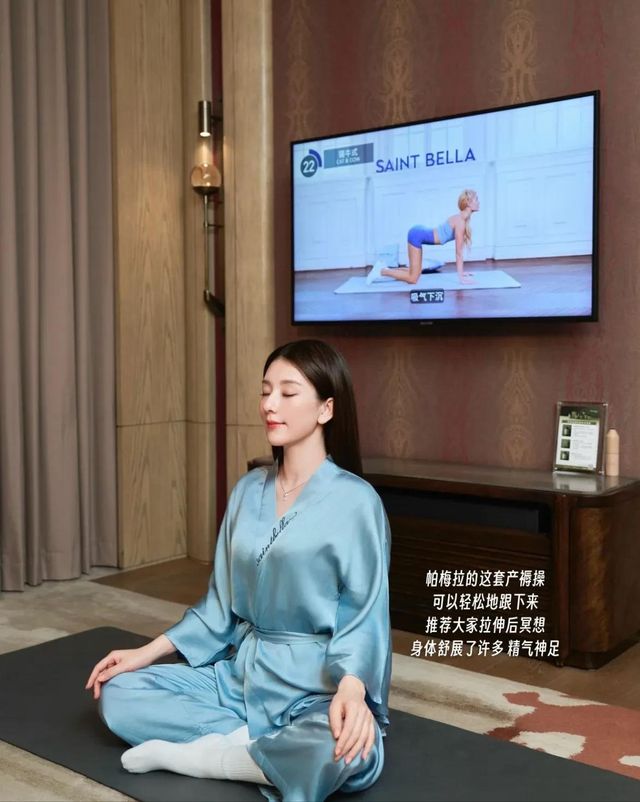 方媛太拼了！产后现身杭州商演捞金，和温碧霞同框气质上略占上风