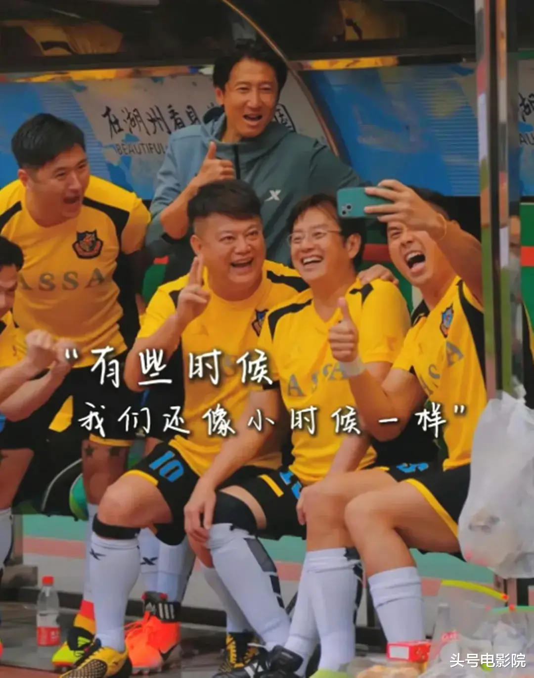 75岁谭咏麟私下视频流出,信息量大!陈百祥左拥右抱,衣服引热议