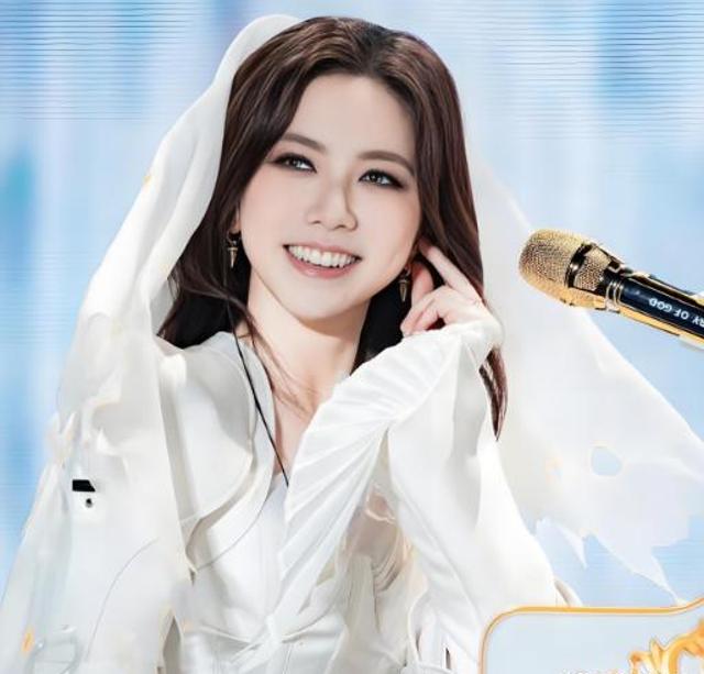 她是《我是歌手》中的乐坛新人,今是格莱美公认的亚洲天后