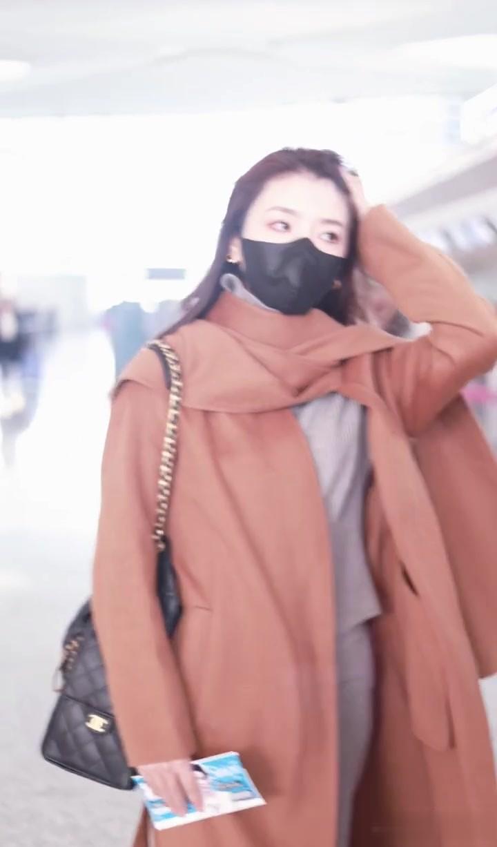 李云霄杭州机场被偶遇，穿棕色翻领长款大衣，好温柔气质美到犯规