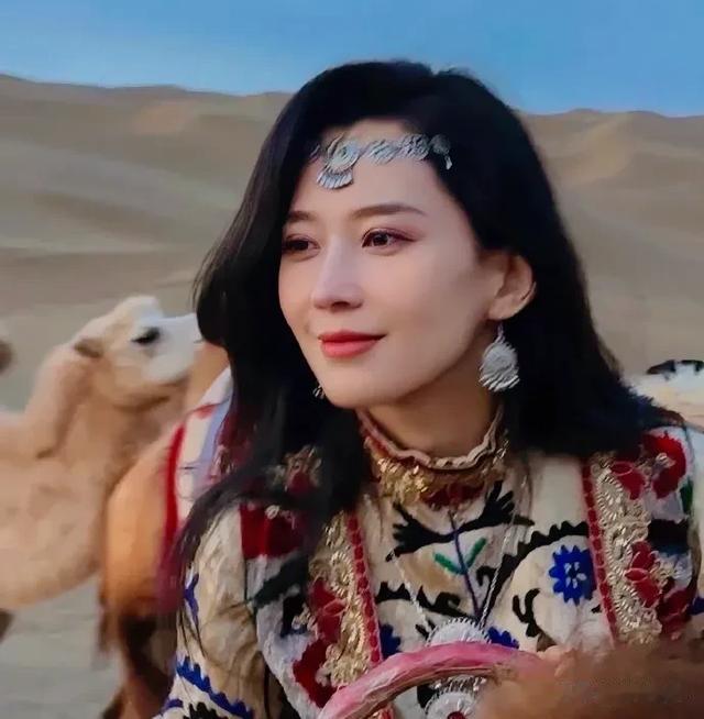 网友偶遇汪峰森林逛商场，手牵手很甜蜜，汪峰晒合影高调秀恩爱！