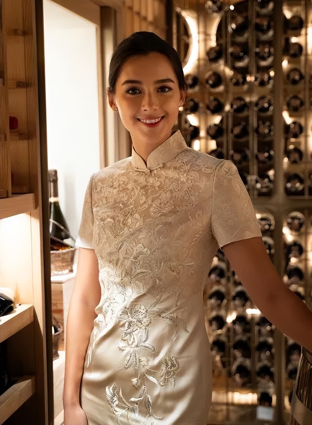 30岁前TVB小花被爆与混血型男商场热吻，两人戴同款戒指传已结婚