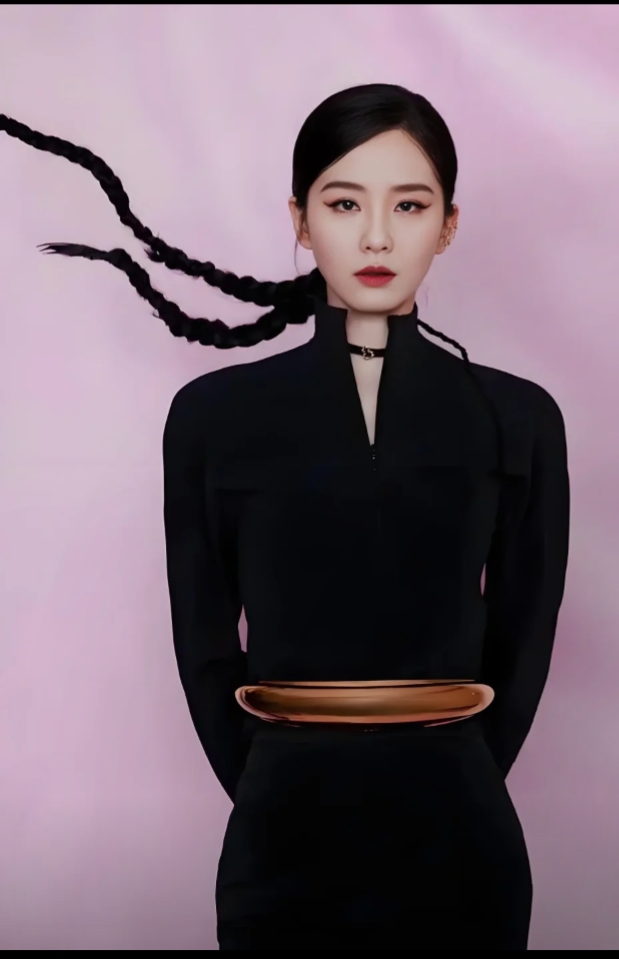 刘诗诗不愧是行走的衣架子，什么样的衣服她都能轻松驾驭美到失语