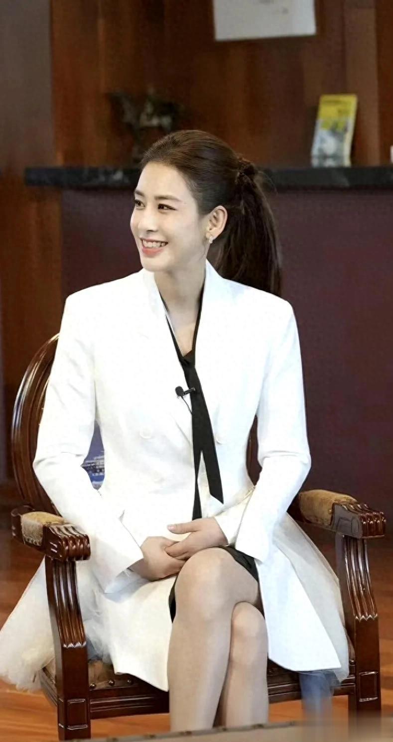 黄圣依白西装黑飘带配纱裙又美又仙，这波职场穿搭我疯狂截图！