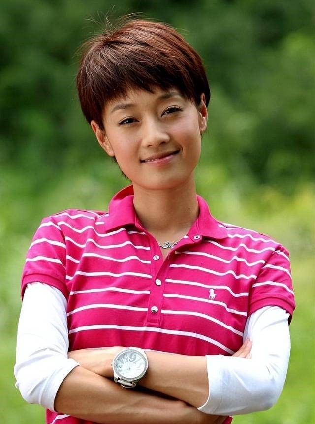 宋佳短发造型翻车！远看像李宇春，近看像文章，实力才是她的底气