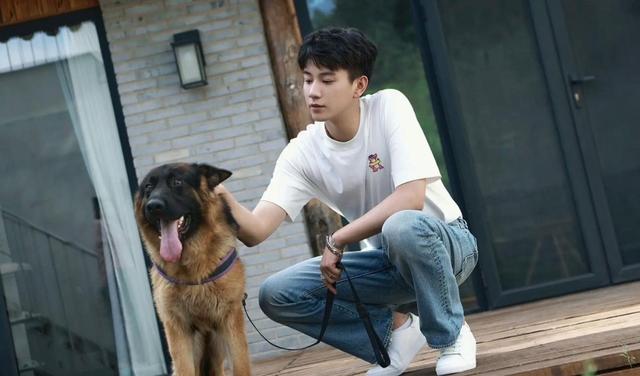 凭借小网剧爆红,因恋情风波被吐槽翻不了身,现凭实力再度出圈