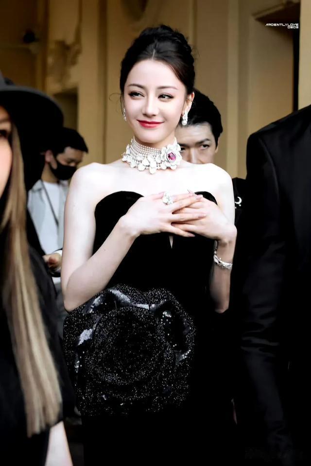 迪丽热巴亮相高级珠宝展,红唇盘发配黑丝绒裙高贵优雅的赫本公主