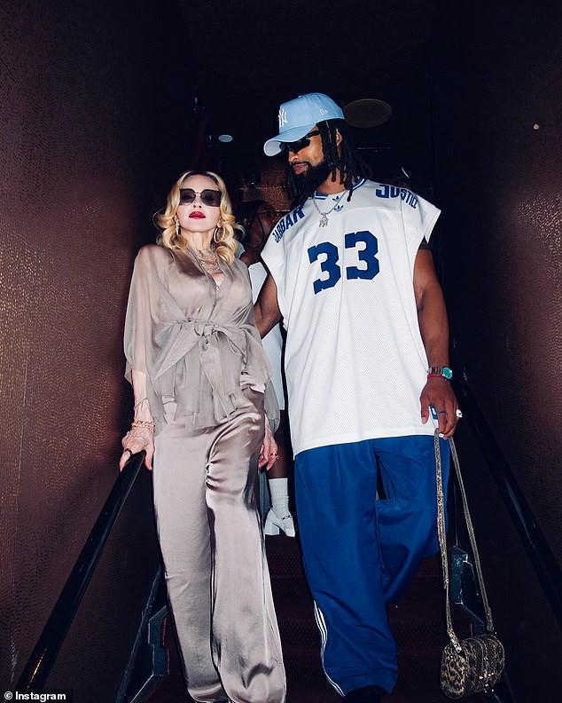 66岁麦当娜回春了，又白又嫩金发薄纱，在小37岁男友怀里一脸享受