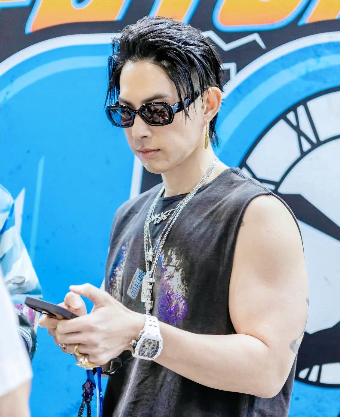 47岁吴建豪瘦脱相！1米8 100斤 尖嘴猴腮像老头 老20岁 肌肉男变麻杆