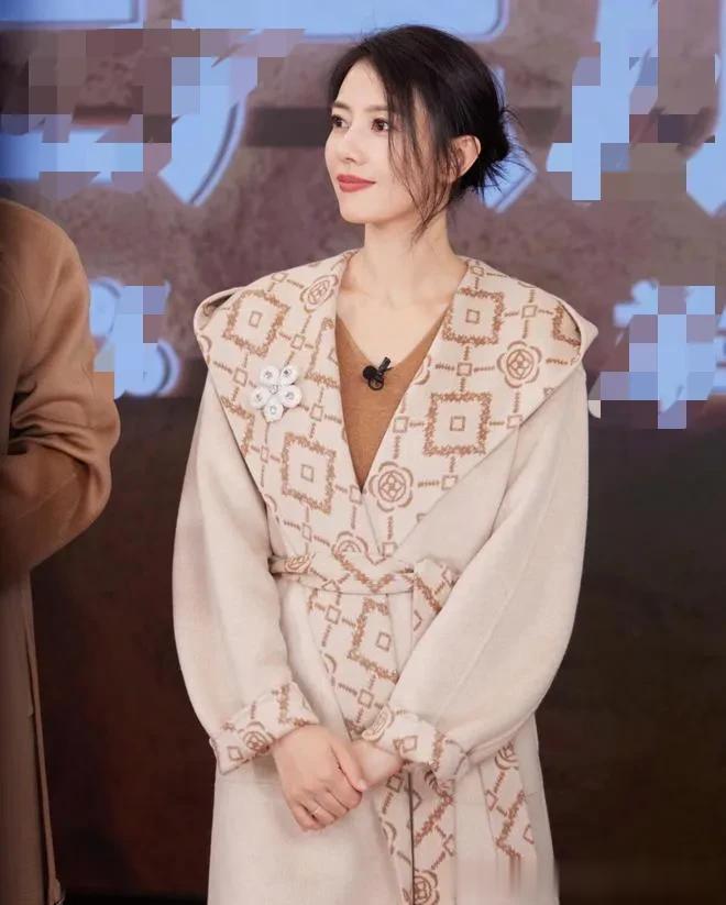 高圆圆的气质真是出挑！穿连帽大衣+长筒靴，高级时髦又洋气！