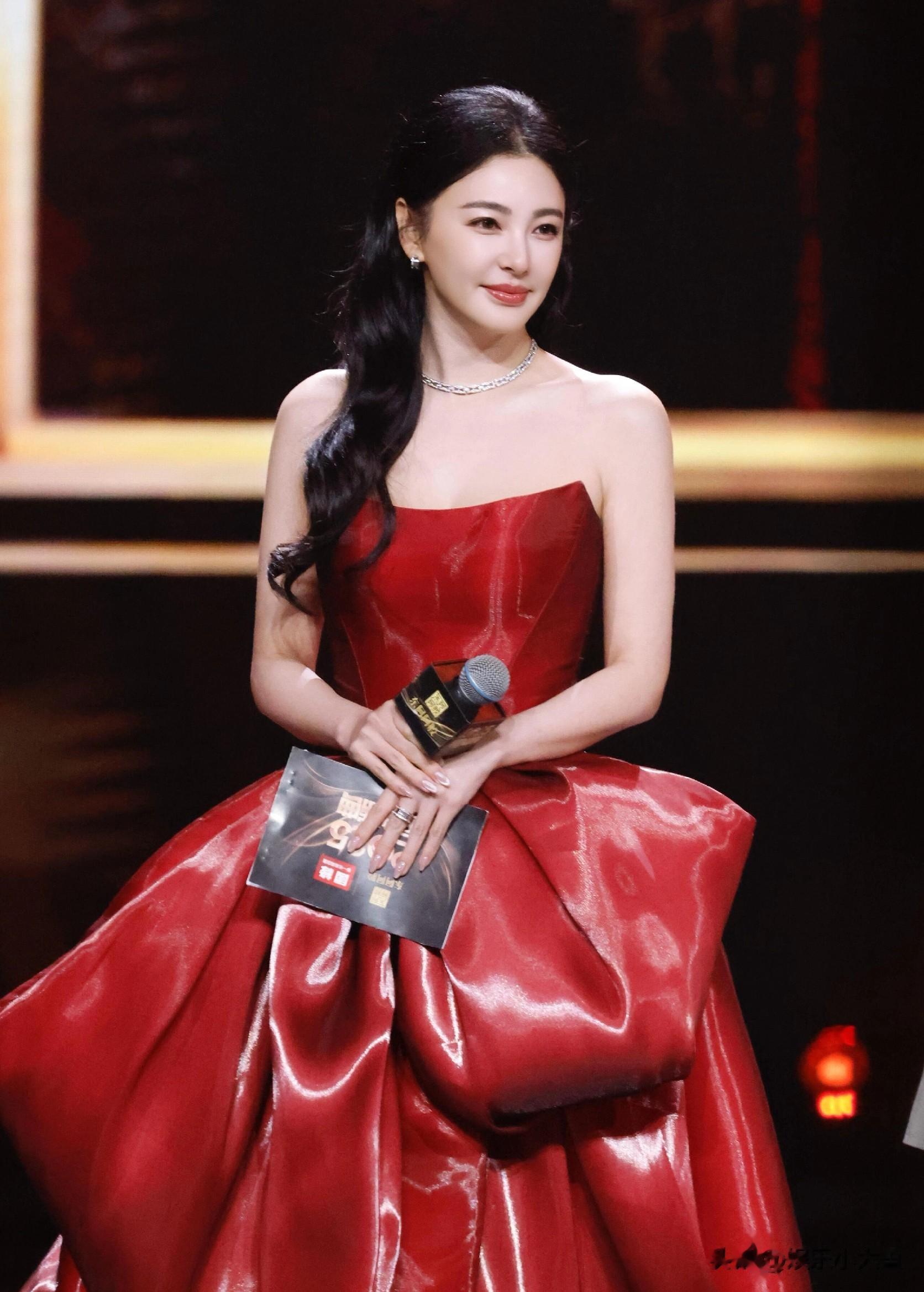 张雨绮出席芭莎珠宝年度盛典，鱼尾裙把腰线掐得巨绝，美到心巴上