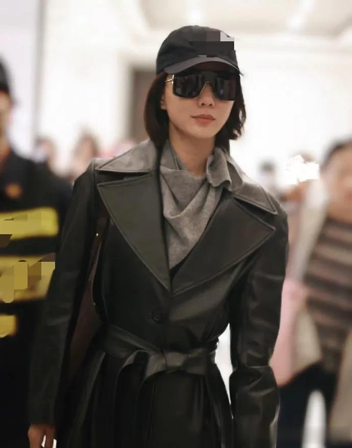 王珞丹剪了短发后气质大变！穿黑色皮衣+棒球帽，时髦洋气又高级