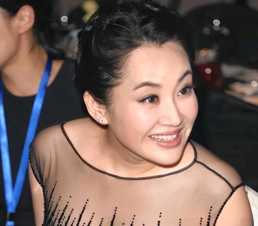 许晴与冯小刚合影曝光，蕾丝上衣几乎“撑破”，冯导表情相当自然