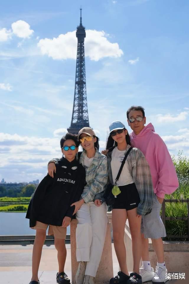 苗圃一家四口度假,富商老公露脸,气质儒雅不显老看不出大她19岁