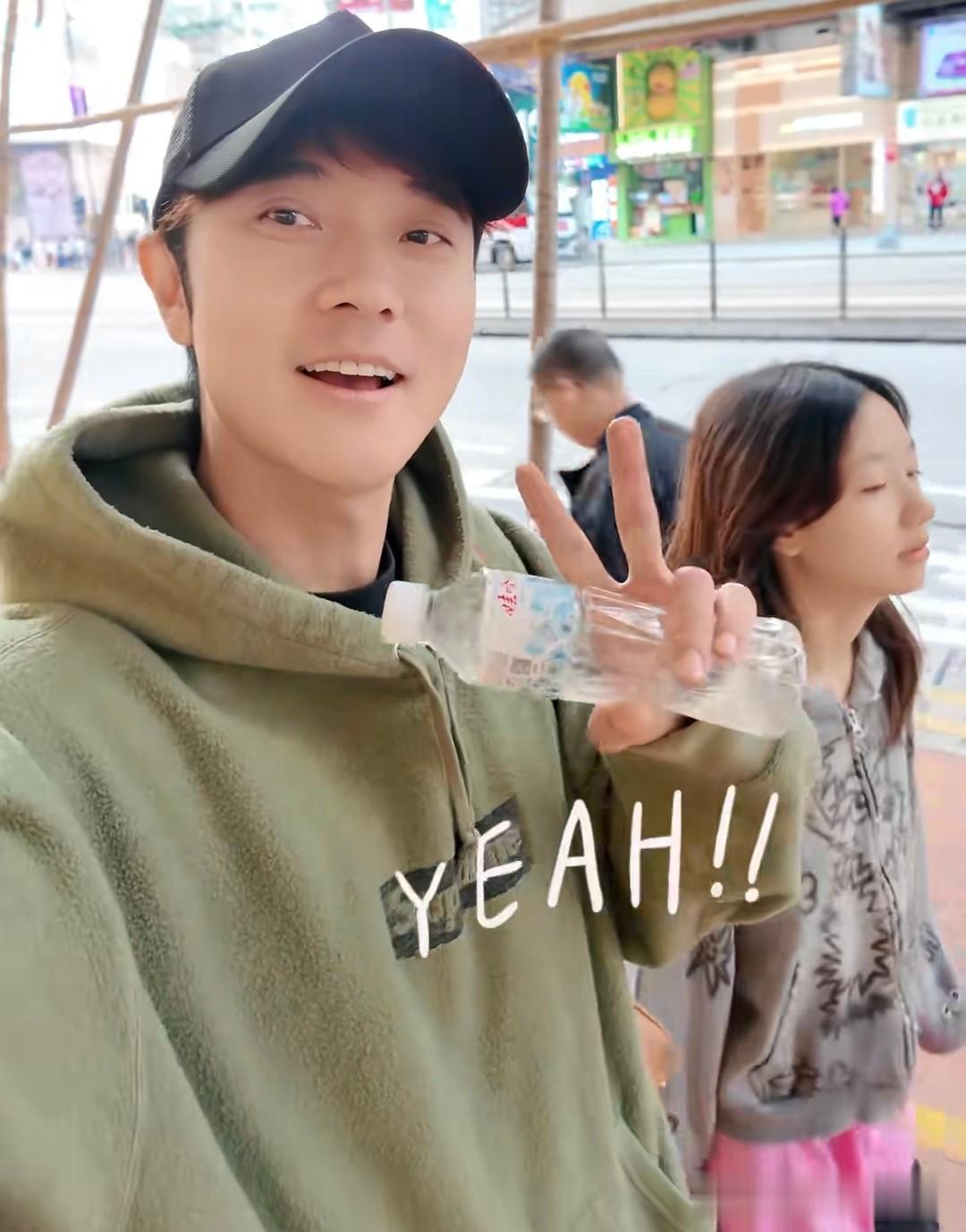 张丹峰陪老婆回香港，岳母一头白发很苍老，54岁洪欣的脸被打码