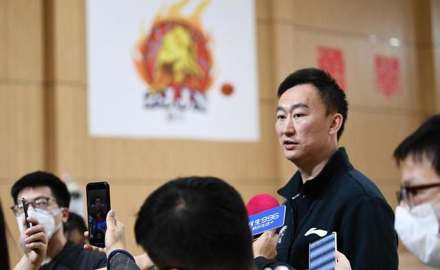 知名教练被曝出轨,全靠女儿在浴室发现陌生遮瑕膏,越挖越毁三观